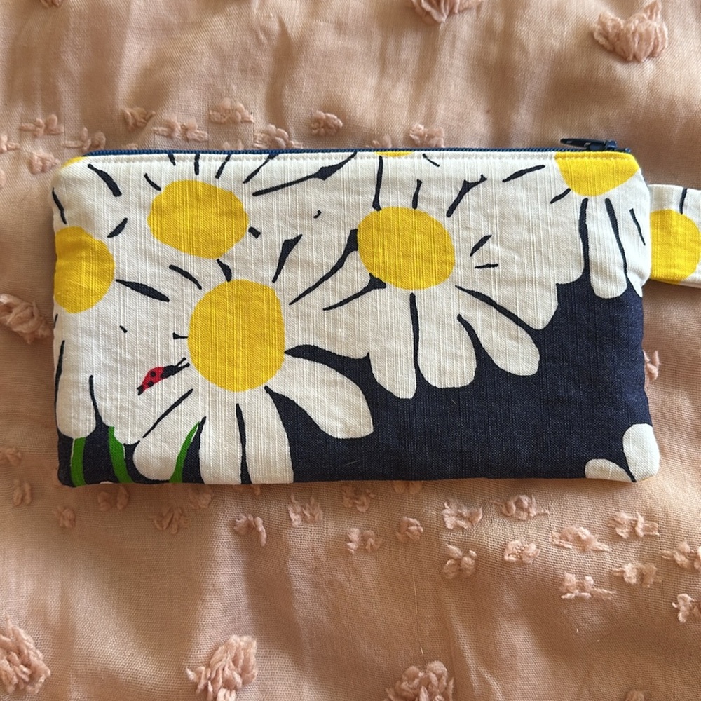 🌼 Lilly Pulitzer daisy fabric handmade ruching detailed wristlet 8.5” x 4.5” - Picture 2 of 10